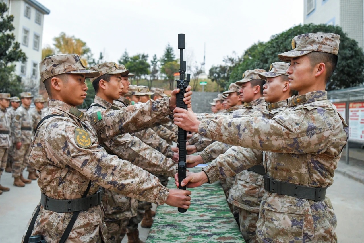 第83集团军“飞虎师”某营新兵授枪（铸剑中原） 