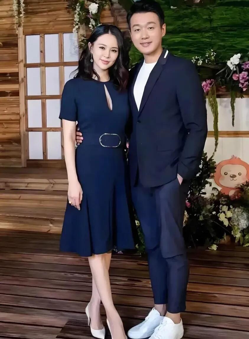 一句话总结：一见钟情、穷小子追女神、分手又追回、19年零绯闻、三娃家庭、钱上交、