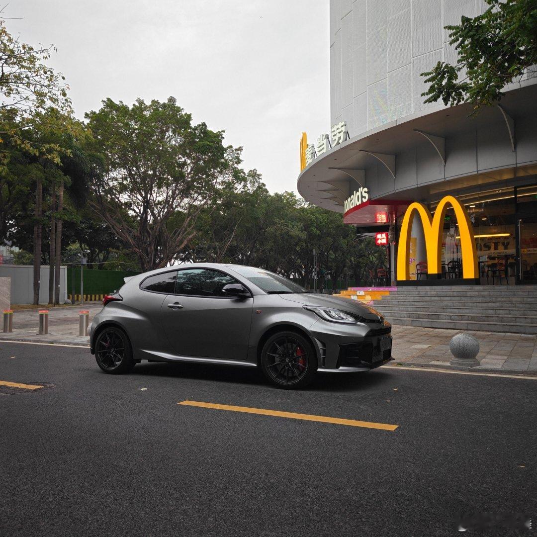 办完上牌，赶紧找尊膜的东哥整了一套哑光车衣既可以保护车漆，又可以增加鸭子的战斗属