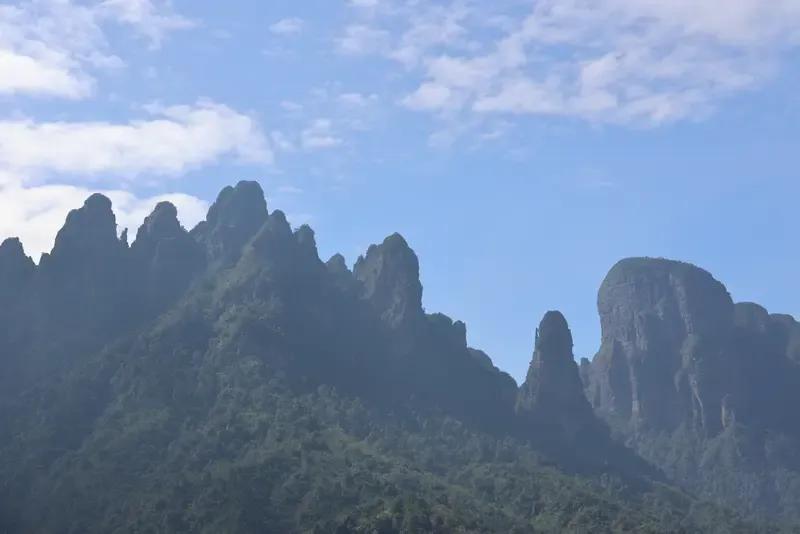 出上：棋盘三尺能跑马，
对下：手指五根可为山。