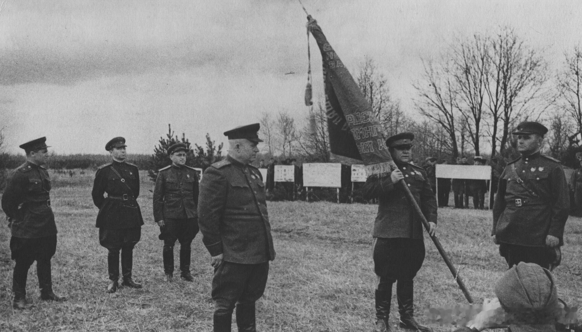 1943年5月向斯大林格勒坦克第5军授予近卫军旗。前排左起依次为沃罗涅日方面军军