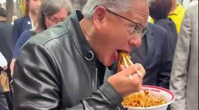 美企大佬访华的反差萌
正式会晤庄重，私下沉浸式解锁北京烟火气
此次特朗普访华迎来