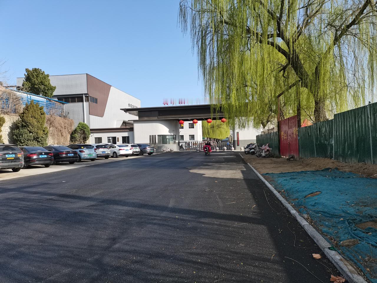 邢台金泉大街
路北
新建的一座学校
英华高级职业中学
感觉位置很偏僻
在开发区有