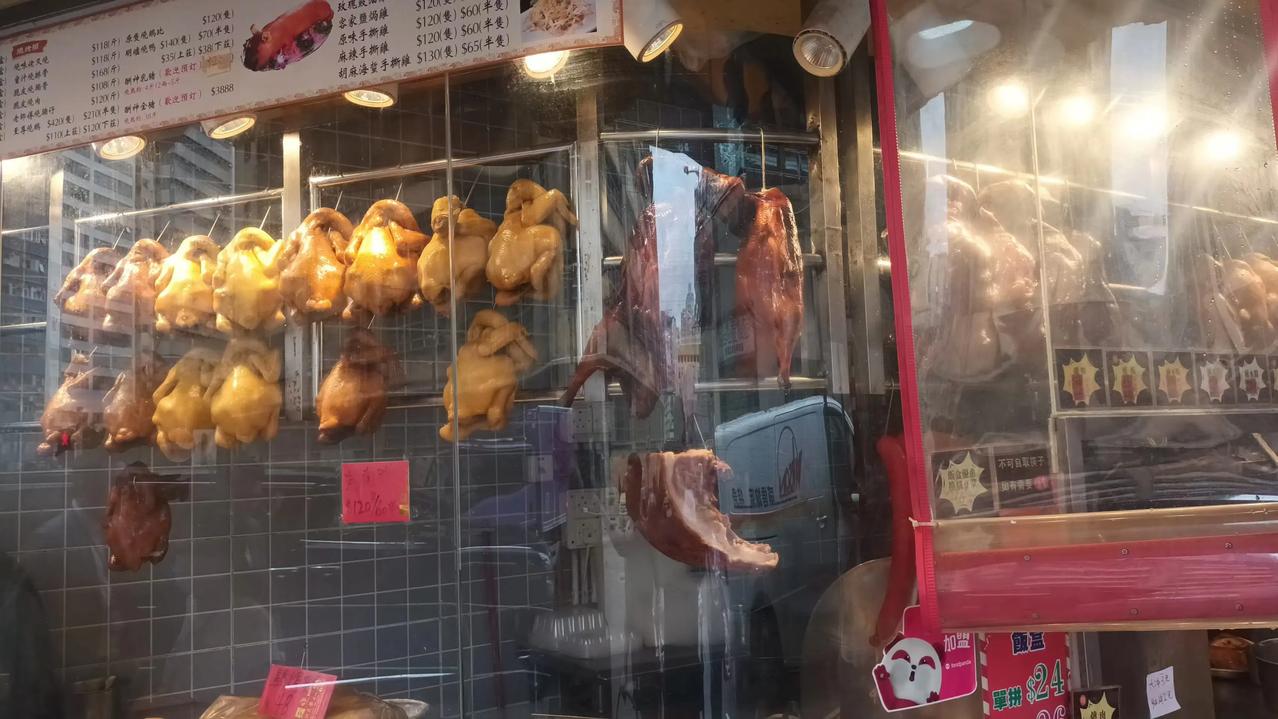 午饭歇息时间，街道窄巷水渍处处，水果摊档嚷叫着招徕光顾，烧腊味小店悬挂引人口欲鸡