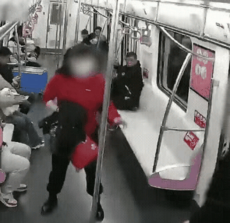 “冲动是魔鬼！”地铁上，一男子肩上的背包刚好放到挨着的女子空位，旁边的女人脸色“