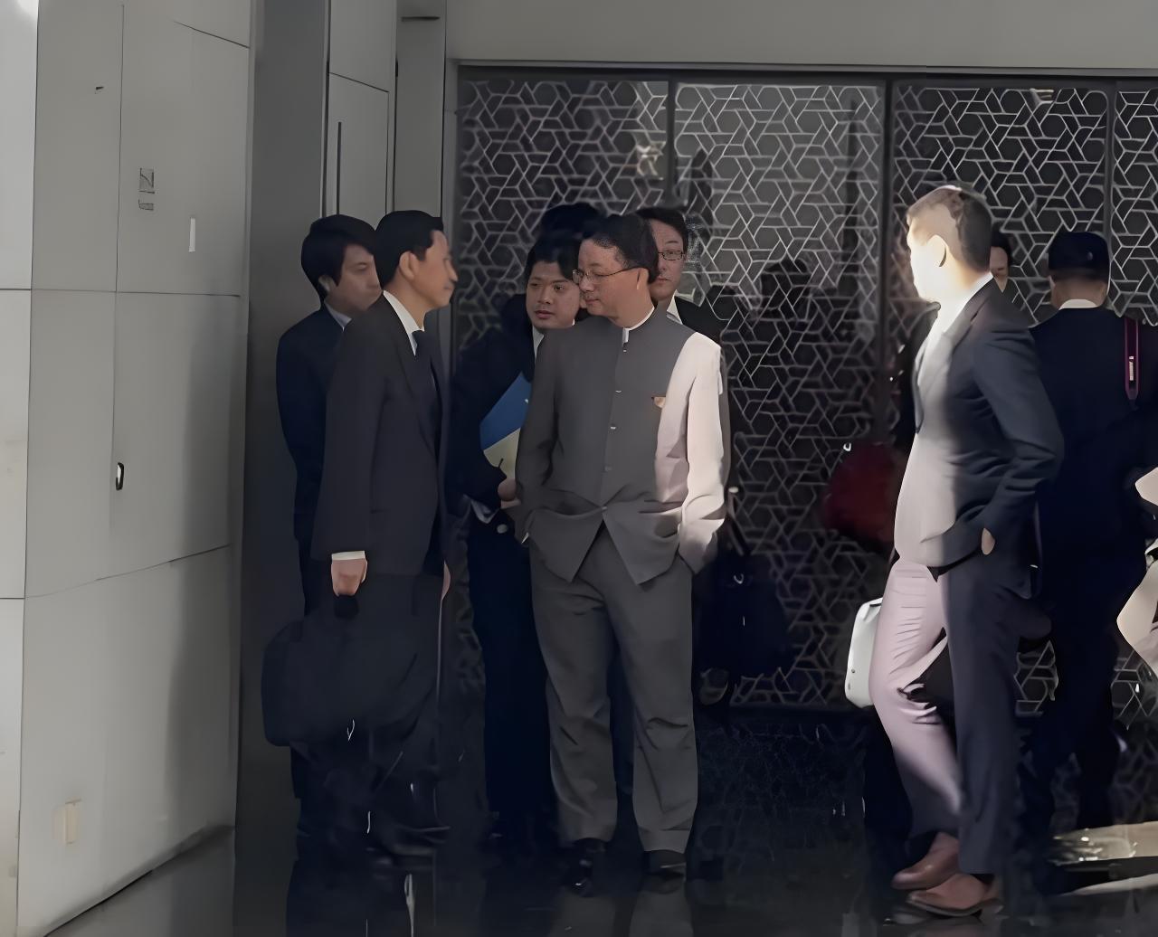 面对小日子，咱双手插兜！
 
看这画面里的双手插兜，哪是装酷耍帅啊？
是“该谈的