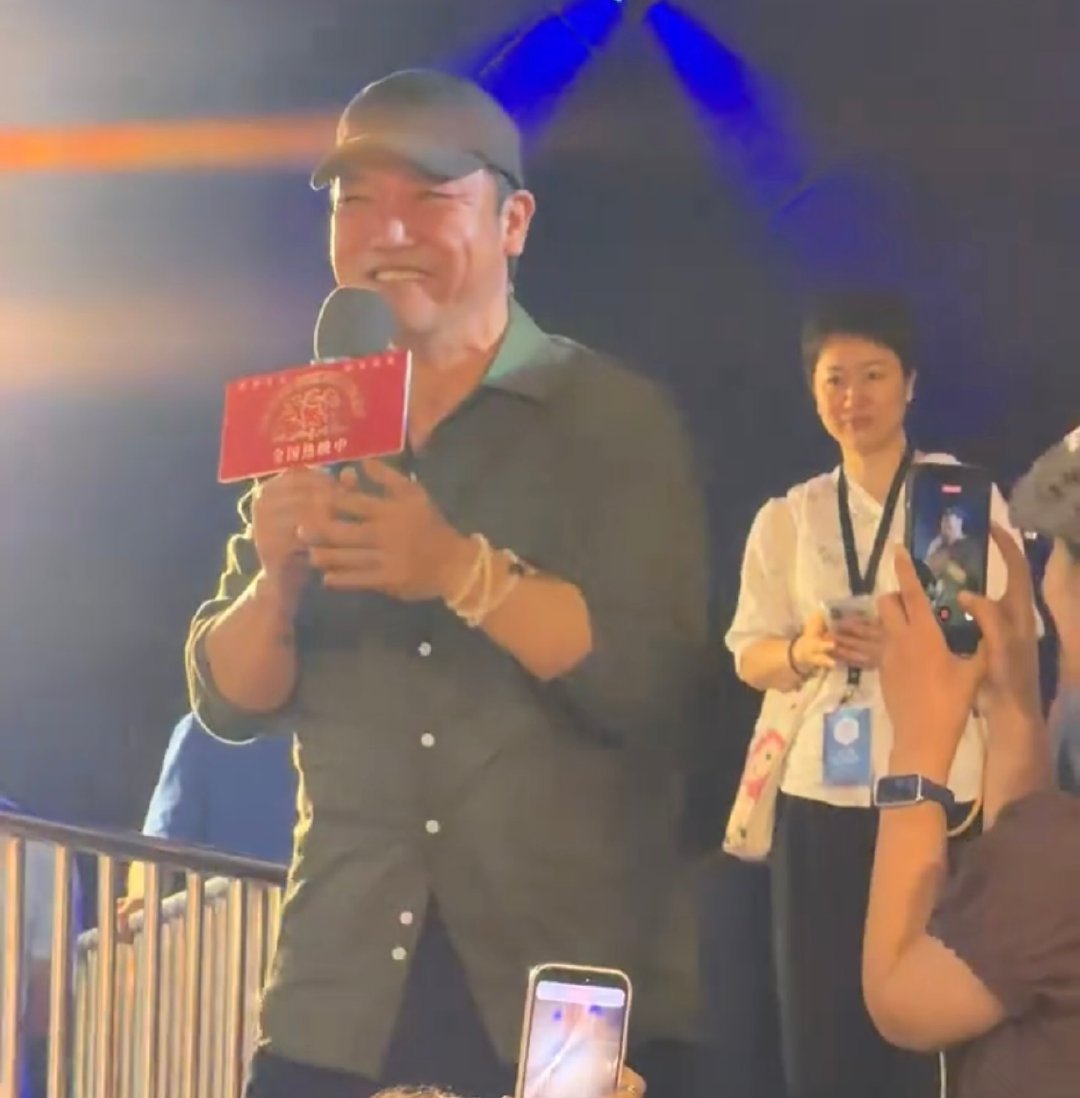 沈腾这是在帮贾冰解围沈腾帮贾冰解围沈腾这是在帮贾冰解围，真的好暖心 