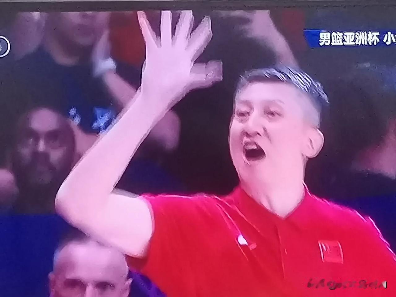 男篮亚洲杯首战险胜东道主，王俊杰是雪藏了，还是伤了？第四节一直没上。
男篮亚洲杯