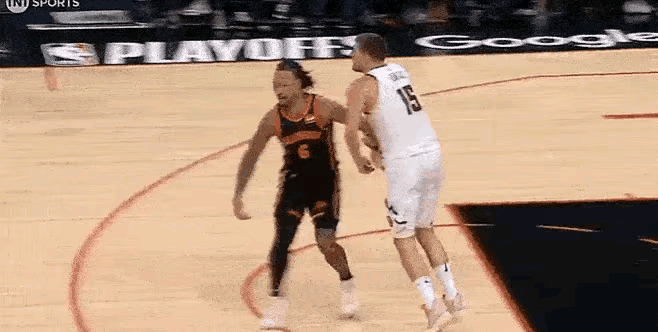 约老师造犯规的方式很奇特！
通常就是别人绕前卡位时，他整个人前压起跳，完成两人倒