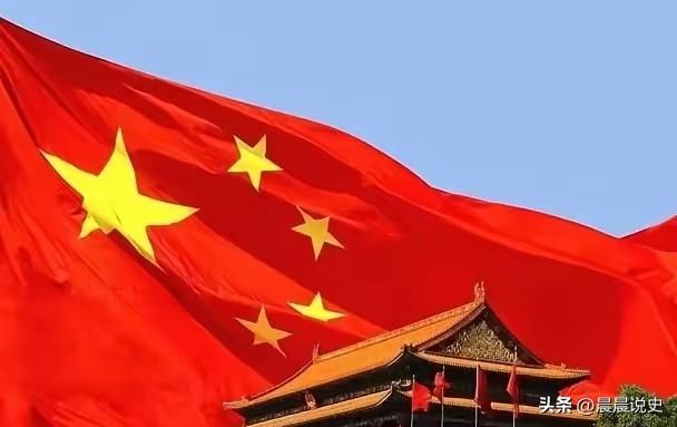 《红旗》是革命性的词，带有明显的阶级性和政治性，它代表着烈士鲜血的颜色和党魂。