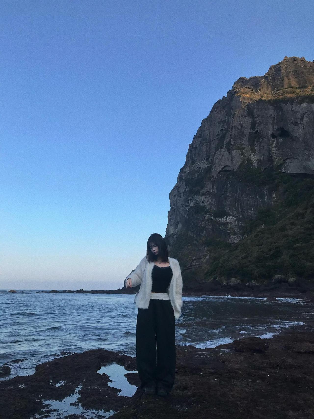 海边漫步，感受自然的宁静与美好。