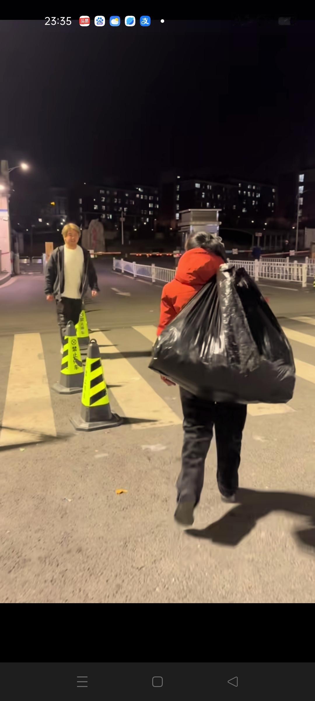 孙卓的妈妈背着一袋子衣服来到了江苏 儿子所在的大学，给儿子送衣服来了 ，可怜天下