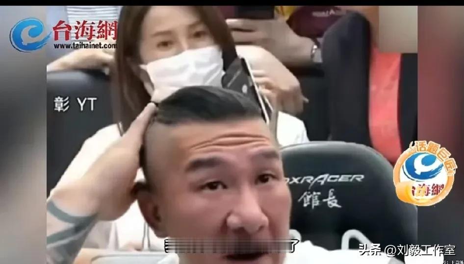 蓝营民代被绿营锁在内场出不不来！

馆长炮轰: 这就是你们整天说的民主吗？把议事