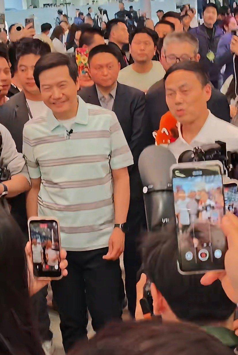 2026北京车展 来了！雷总来蔚来展台看换电。北京车展潮这看308_IO蔚来