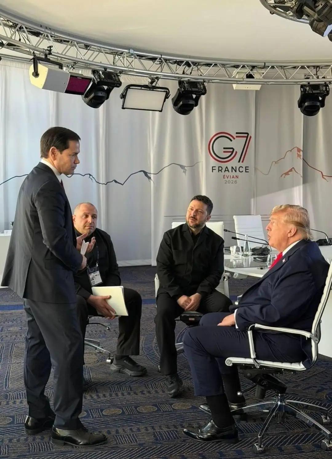 现在看来G7的会议室真简陋，确实有点像草台班子，不过这样的场合也挺适合他们这些成
