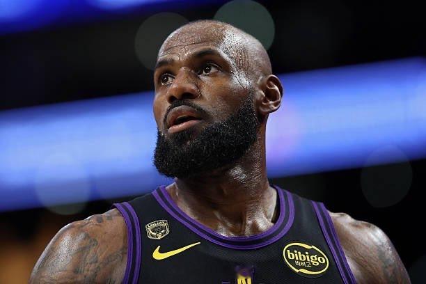 詹姆斯说他现在不看NBA赛前和赛后节目了，因为没什么知识含量，他们也不分析具体比