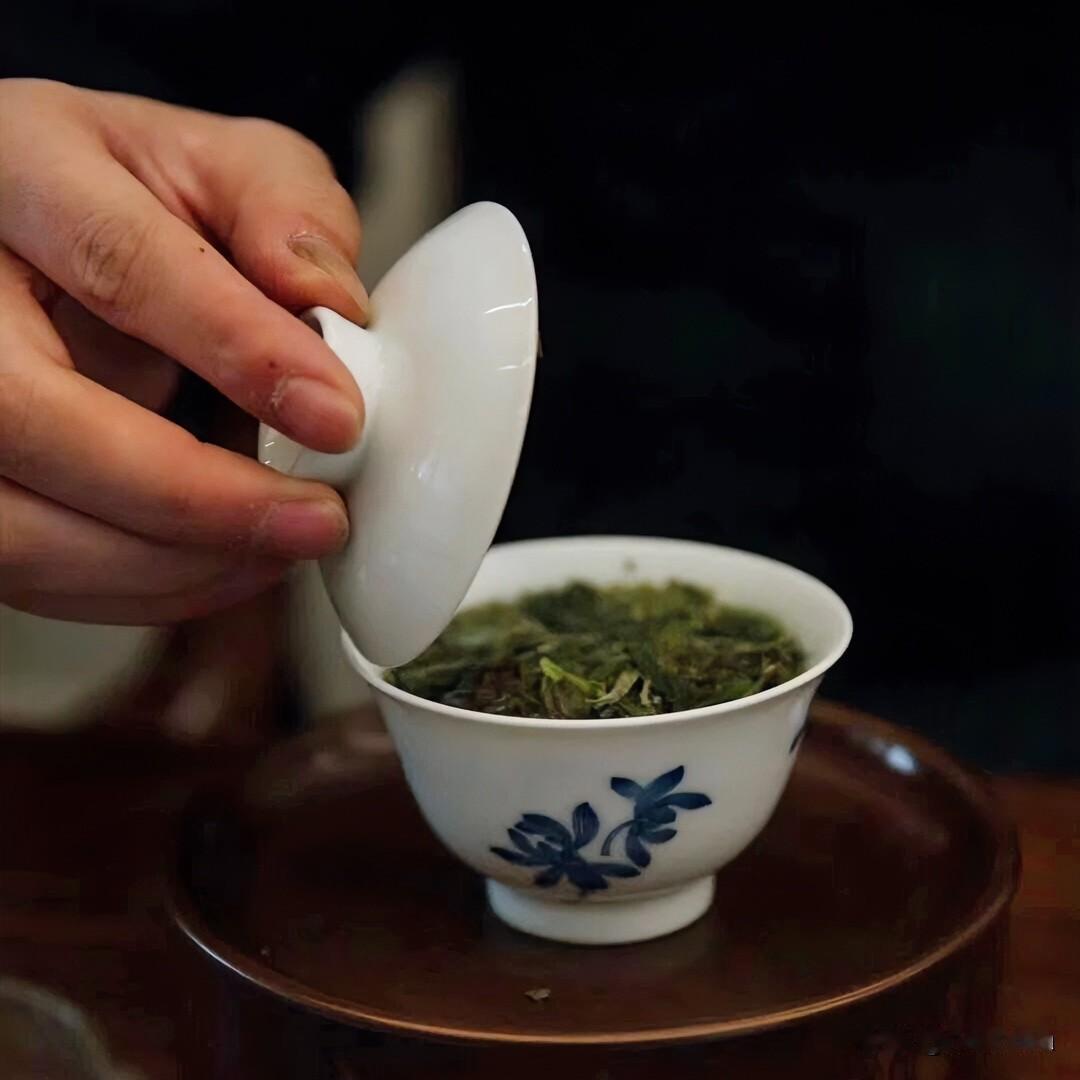 《静器即禅·绝句体》
素瓷三列静无喧，茶静烟轻意自玄。
器简无声禅已现，清欢一啜