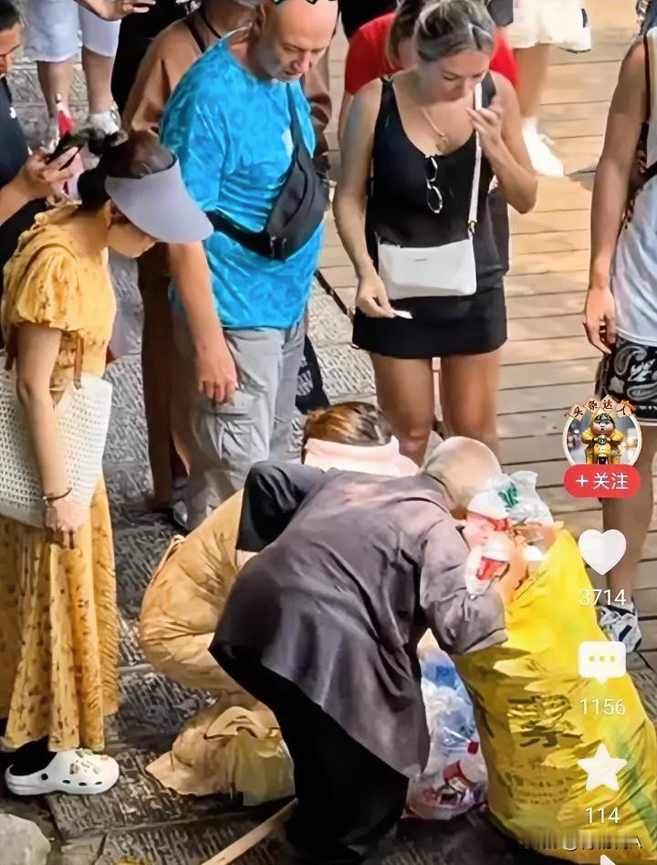 近日，张家界森林公园，一群外国游客纷纷解囊为了拾荒老人捐款。

虽然爱心不分国界
