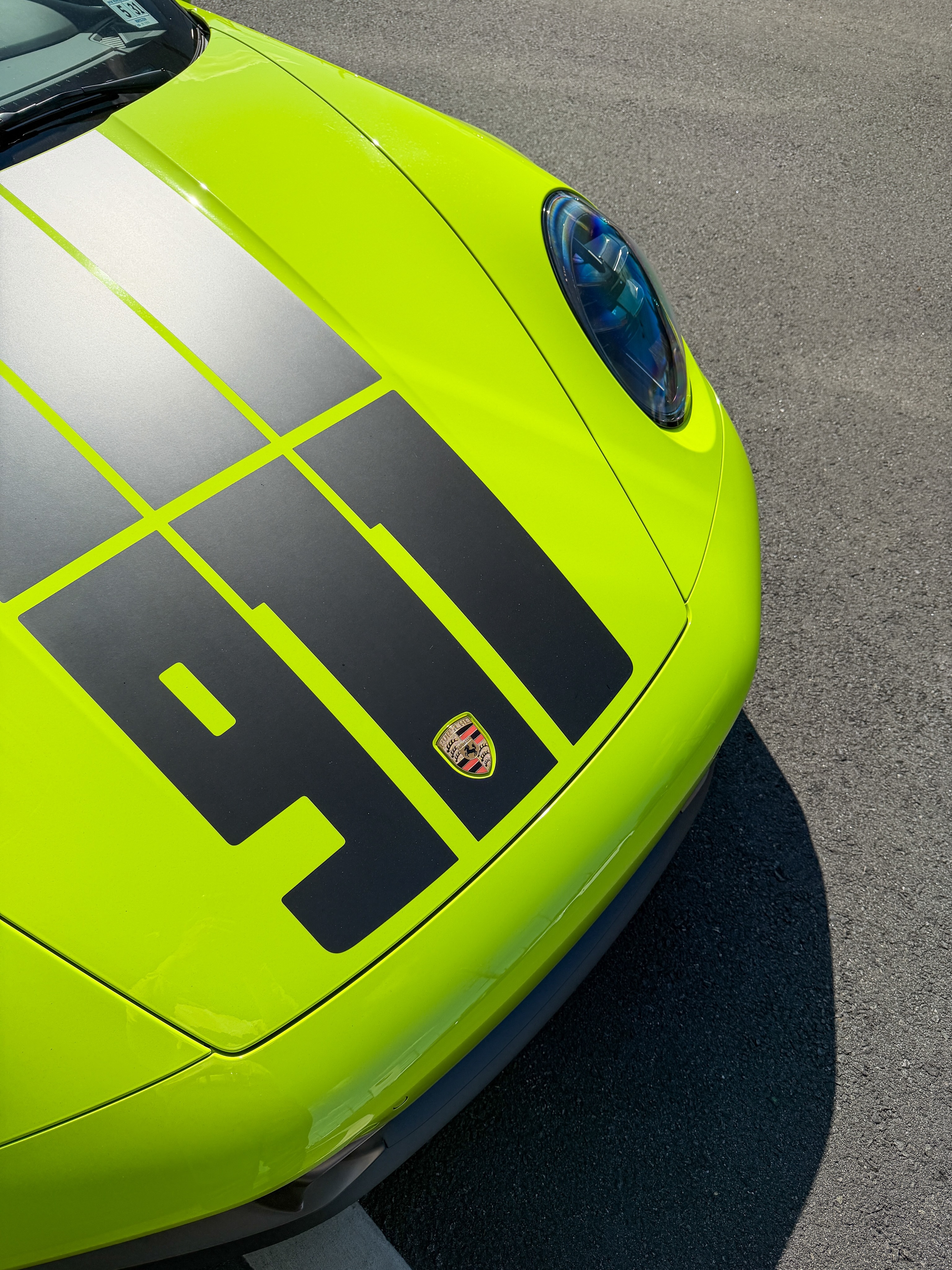 来看这台定制样品车漆酸绿色保时捷911 Spirit 70。稀有限量版本配上如此