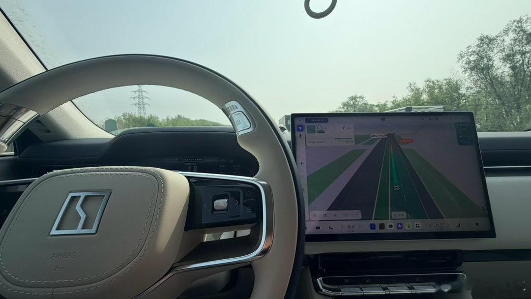 北六环 ，完犊子了给我撂路上了原本 9 点能到展馆现在估计十点了。。。。 