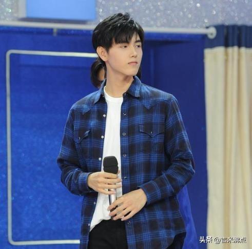 陈飞宇演火了，全网突然不提他爸了，这人到底怎么熬过来的。
央视八套刚播《纯真年代