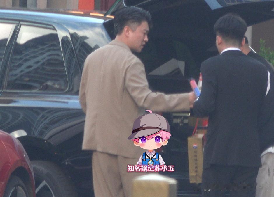曹云金与美女聚餐知名娱记苏小五拍到曹云金深夜与美女聚餐，生活很潇洒。 