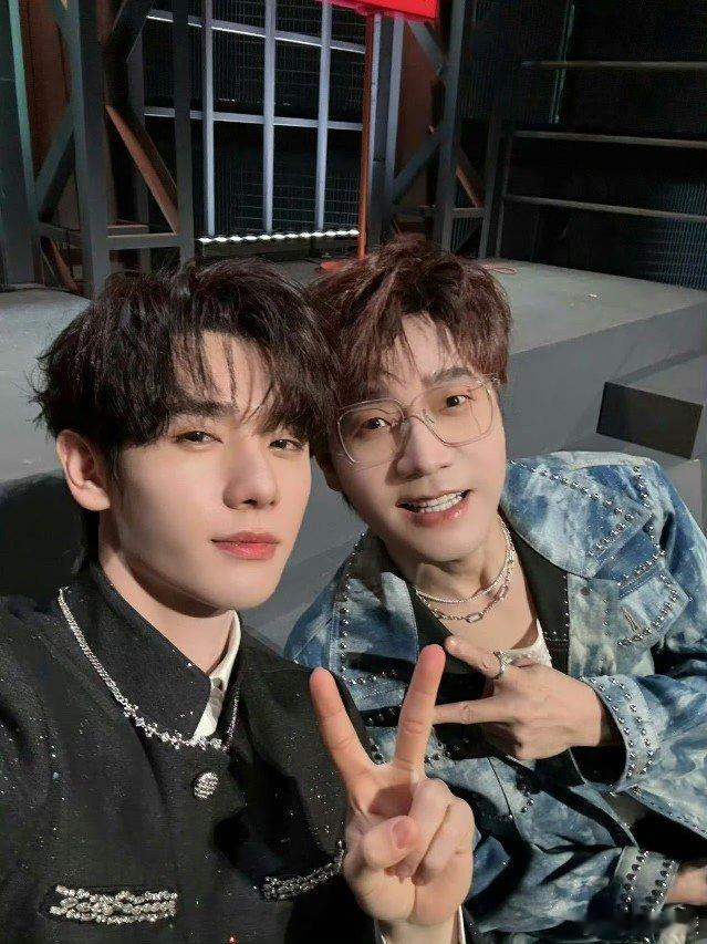 哇哦，王铮亮与高卿尘“无荆棘之约”再现，南京巡演再度合体。双向奔赴太好哭，他俩的