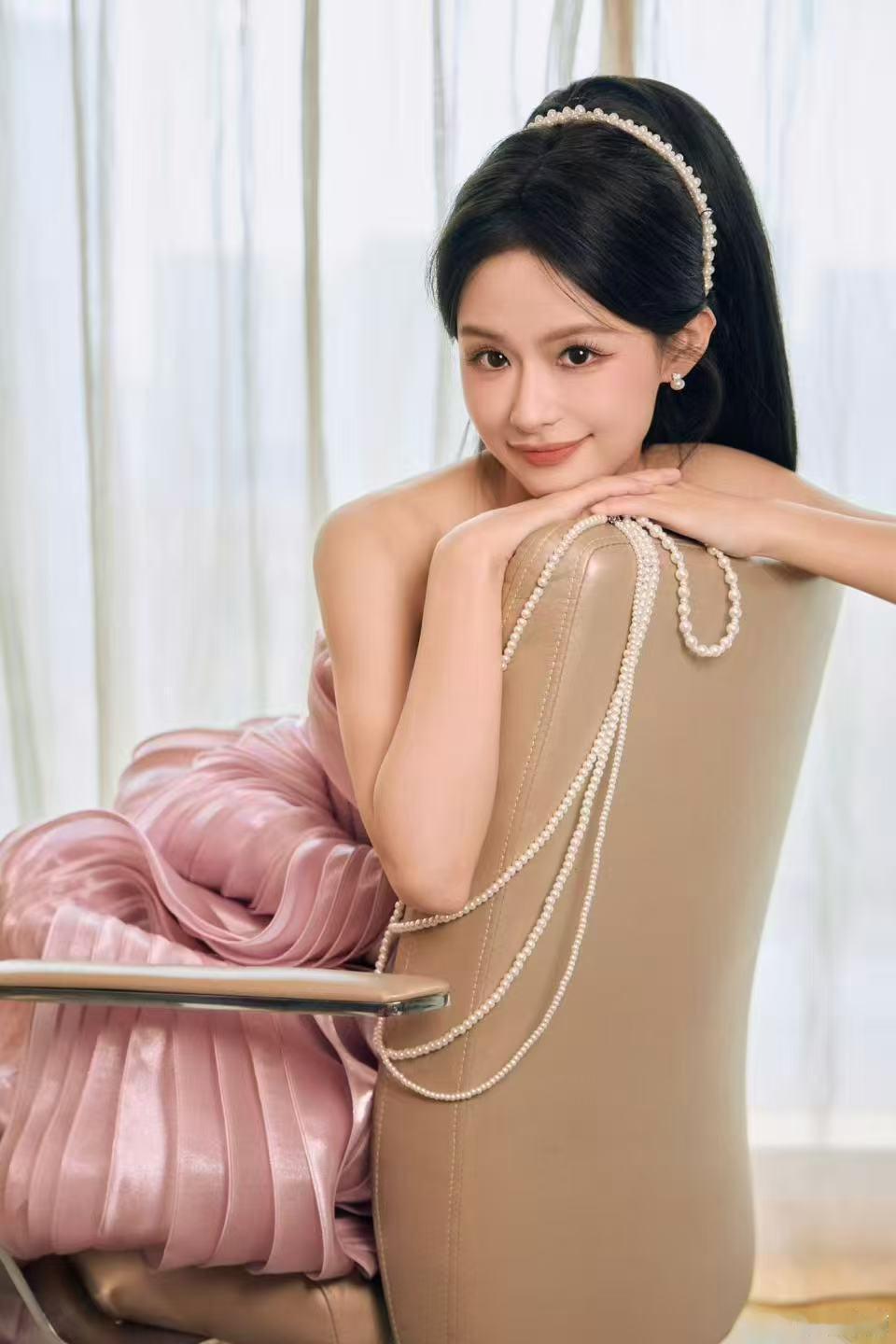 谁来管管短剧演员的出发图 余茵的出发图能看出她在镜头前的表现力确实不错，撕漫画报