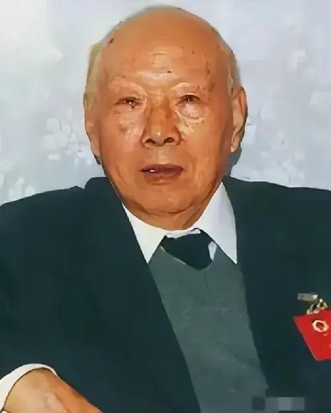1985年，纽约机场，一个78岁的老人猛地抓住一位女士的手，把一沓美元硬塞过去，