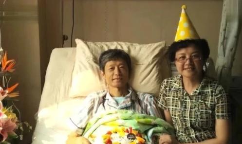 2016年，艾跃进在病床上与自己妻子一起过的最后一个生日，镜头中的他此时虽然露出