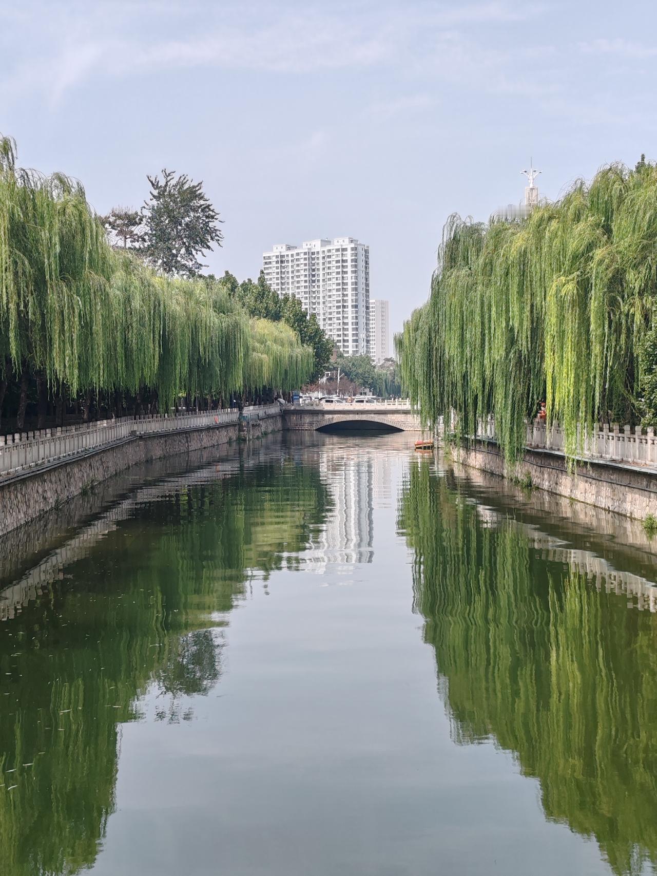 上联：起落人生若梦，闾山布衣邀对沉浮岁月如歌
