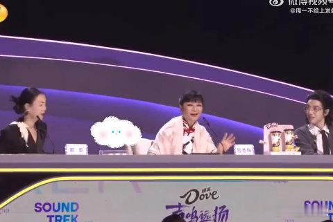 那英这么热情，殷秀梅老师连连后退，两人互动像极了过年催红包名场面 