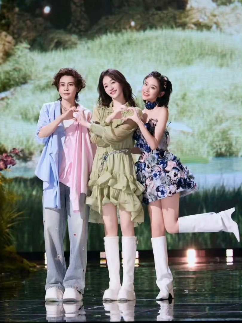 李小冉队857票 857票！李小冉组从排练时的“各唱各的”到舞台上的完整呈现，进