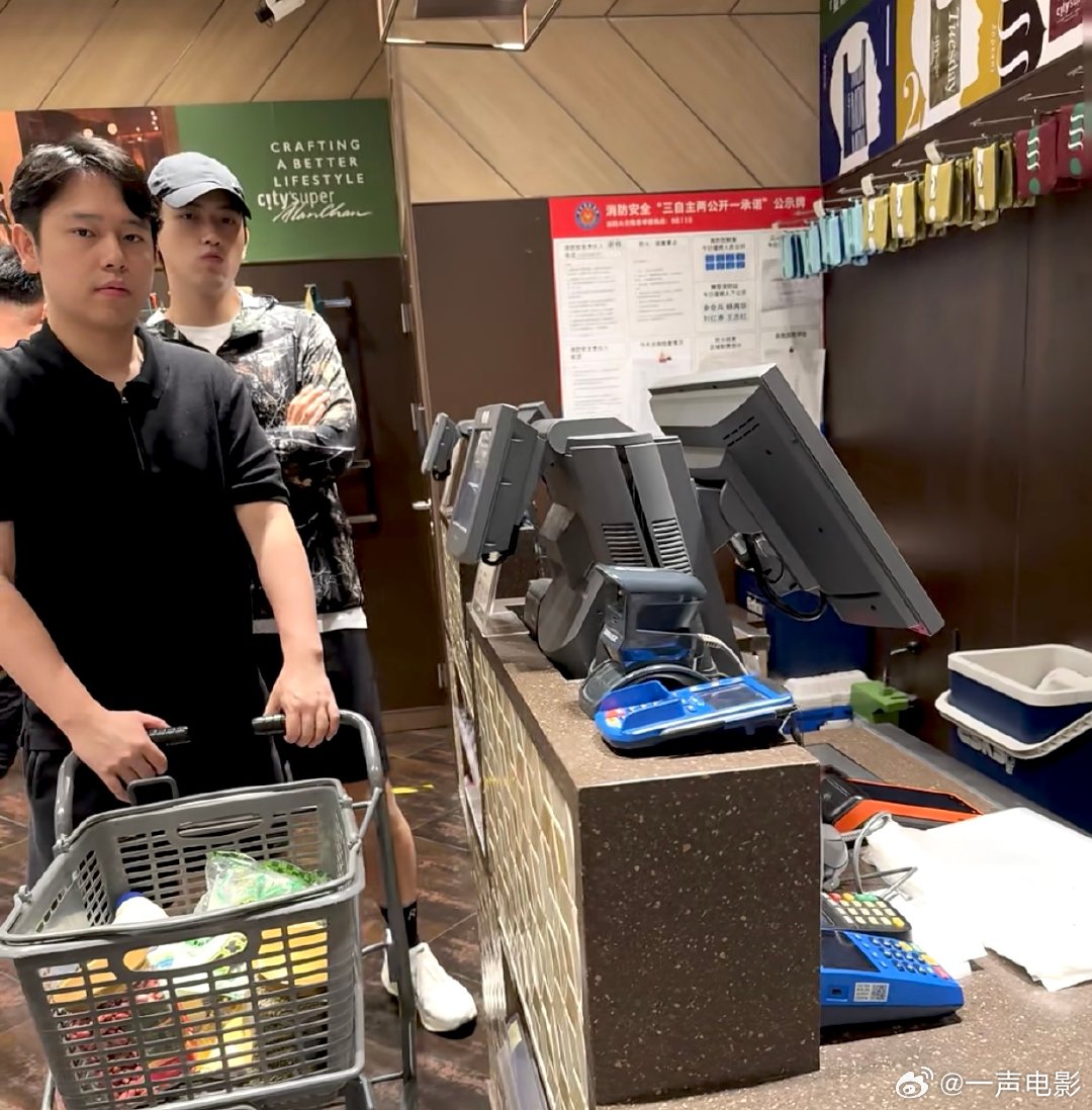 偶遇陈飞宇逛超市网友偶遇陈飞宇逛超市 网友偶遇陈飞宇逛超市，素颜状态满分💯 