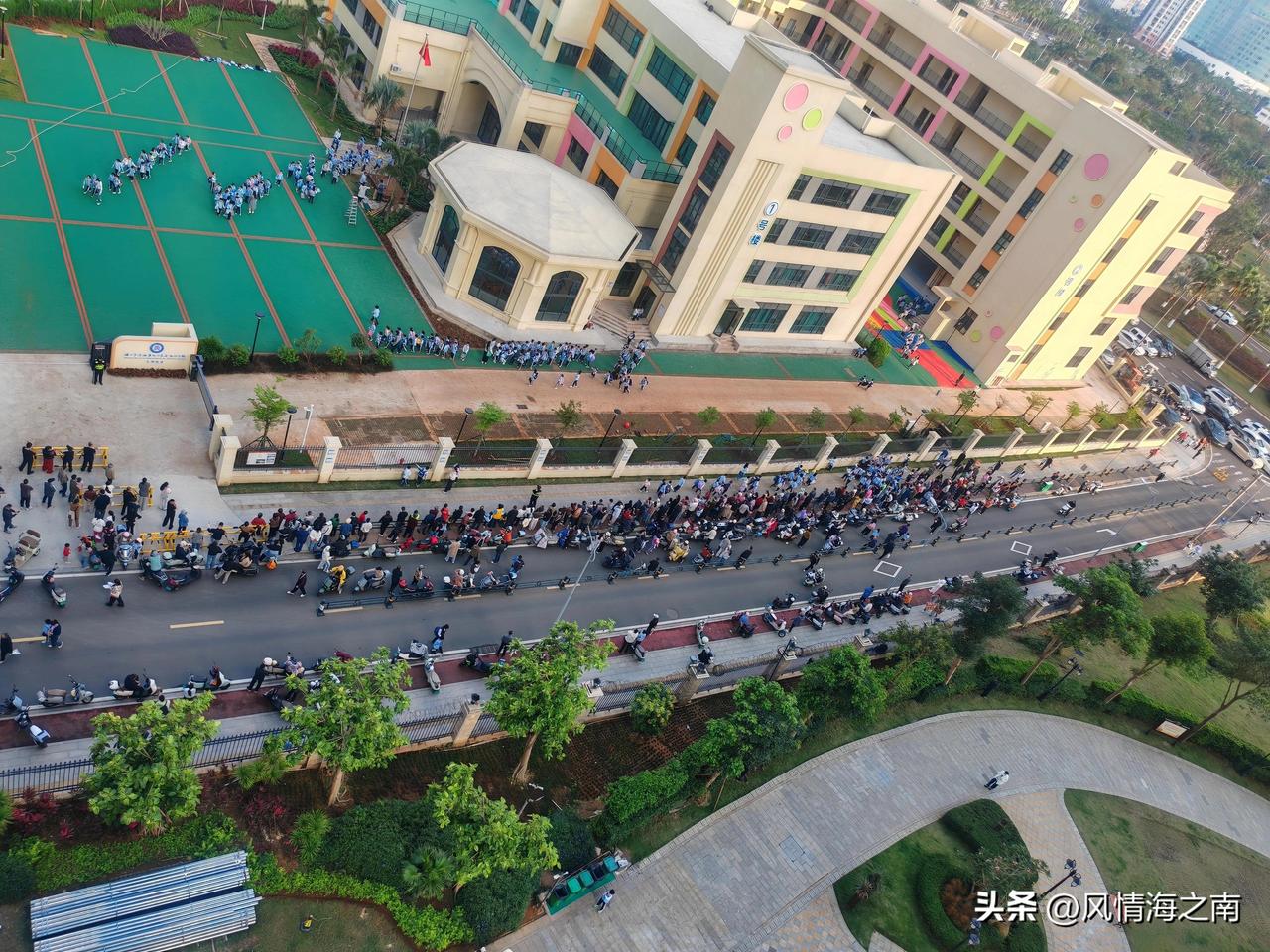 家门口的学校，让人欢喜让人忧。海甸岛美丽沙片区一条小小的丽文路，北端是美丽沙九小