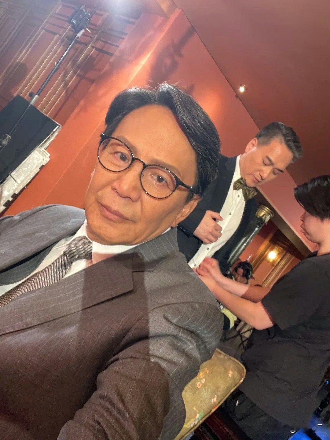 73岁老演员炜烈深夜晒《璀璨之城》片场照，感叹“又一天通宵”直接累到叹气！这把年