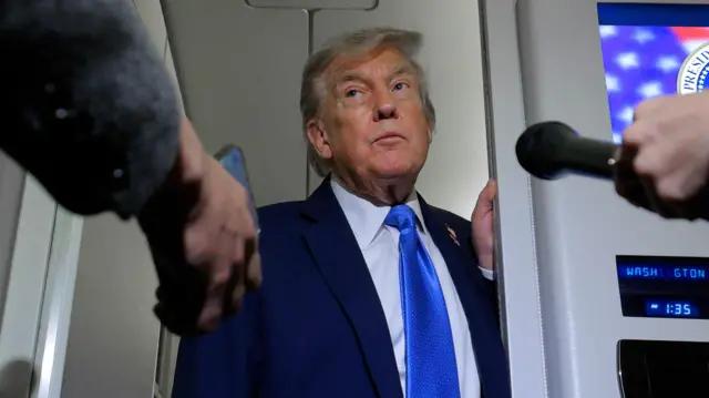 据中东眼媒体报道，美国参议院少数党领袖查克·舒默近日放出狠话，民主党人正酝酿第五