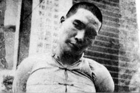 1950年，重庆一大妈外出买菜，发现一个菜贩子口音很不对劲。在一番观察后，大妈果