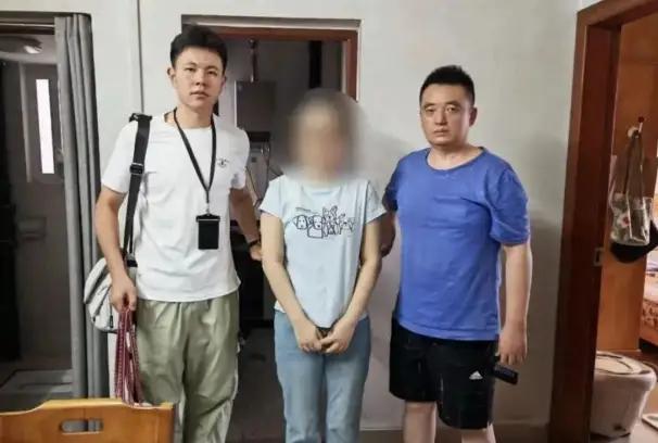 话说，
一个巴掌拍不响，
我有理由怀疑，明星团队里有人是主动的把自己的信息透露出