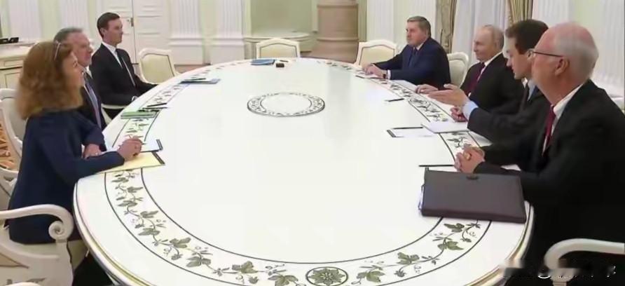 普京近距离接见美国特使是形式大于实质内容，尽管在会晤时的面谈距离的设置上有区别以