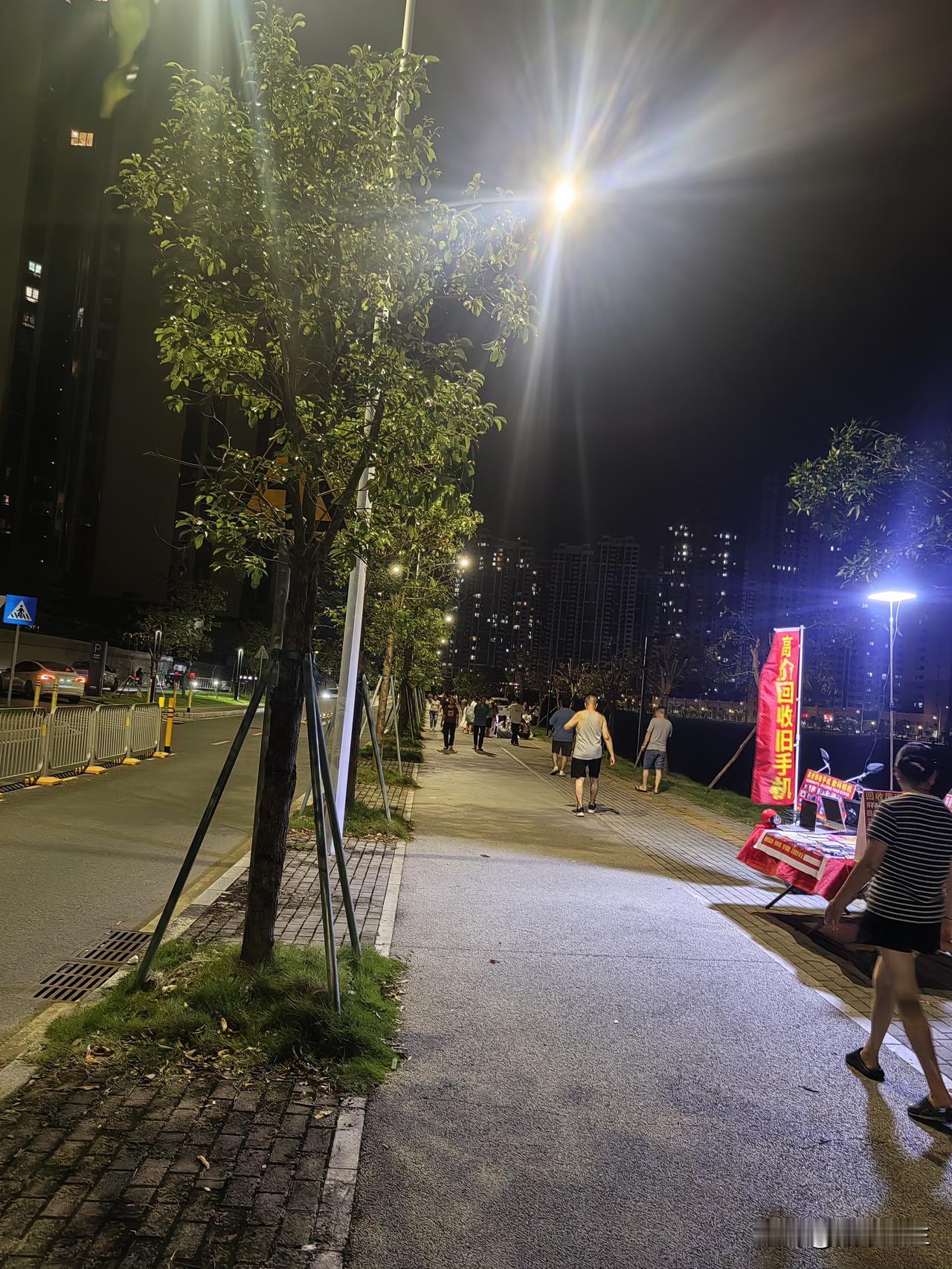 我以往一直诟病大亚湾坪山河畔乱摆摊影响行人的问题，这次有了些许改善，最让人头疼的