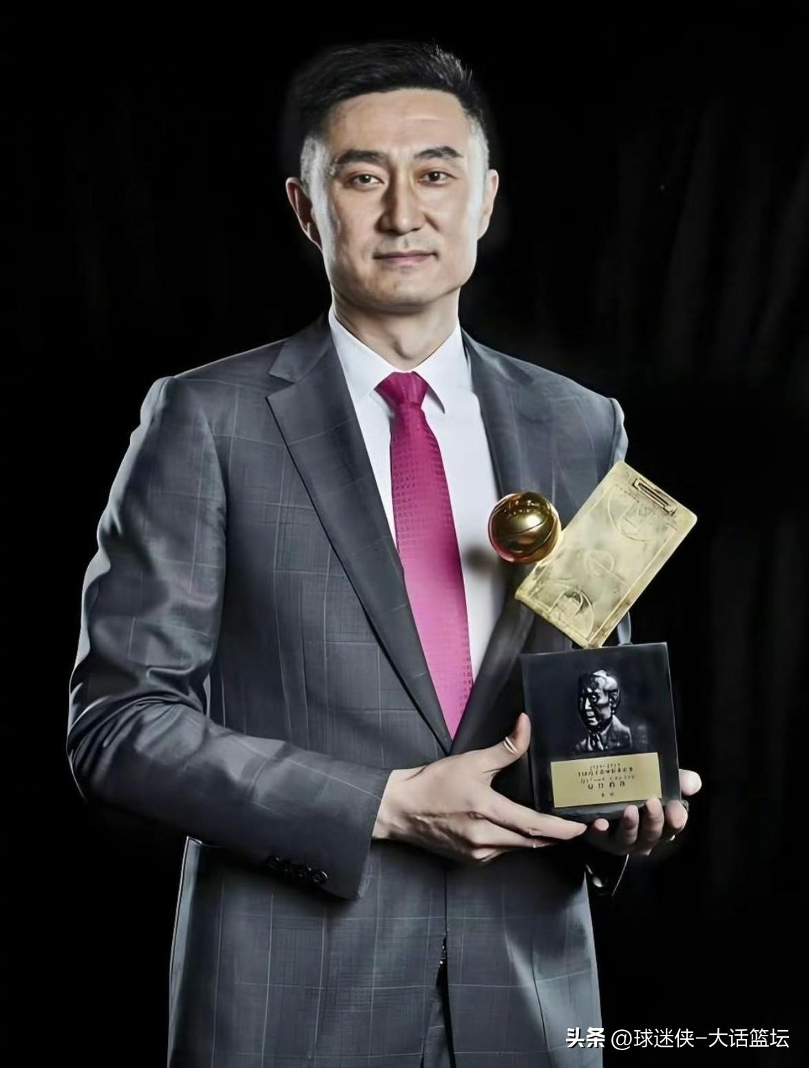 什么总教练、荣誉顾问，都是虚的。广东宏远男篮这波操作，不过是给功勋老臣一个台阶下