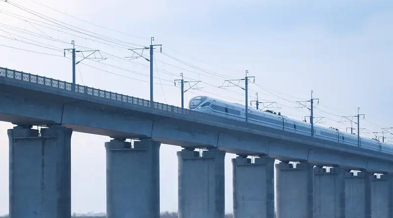 宁马城际列车最近可是有大进展！1月18日，它已启动不载客试运行。这可是世界首条跨