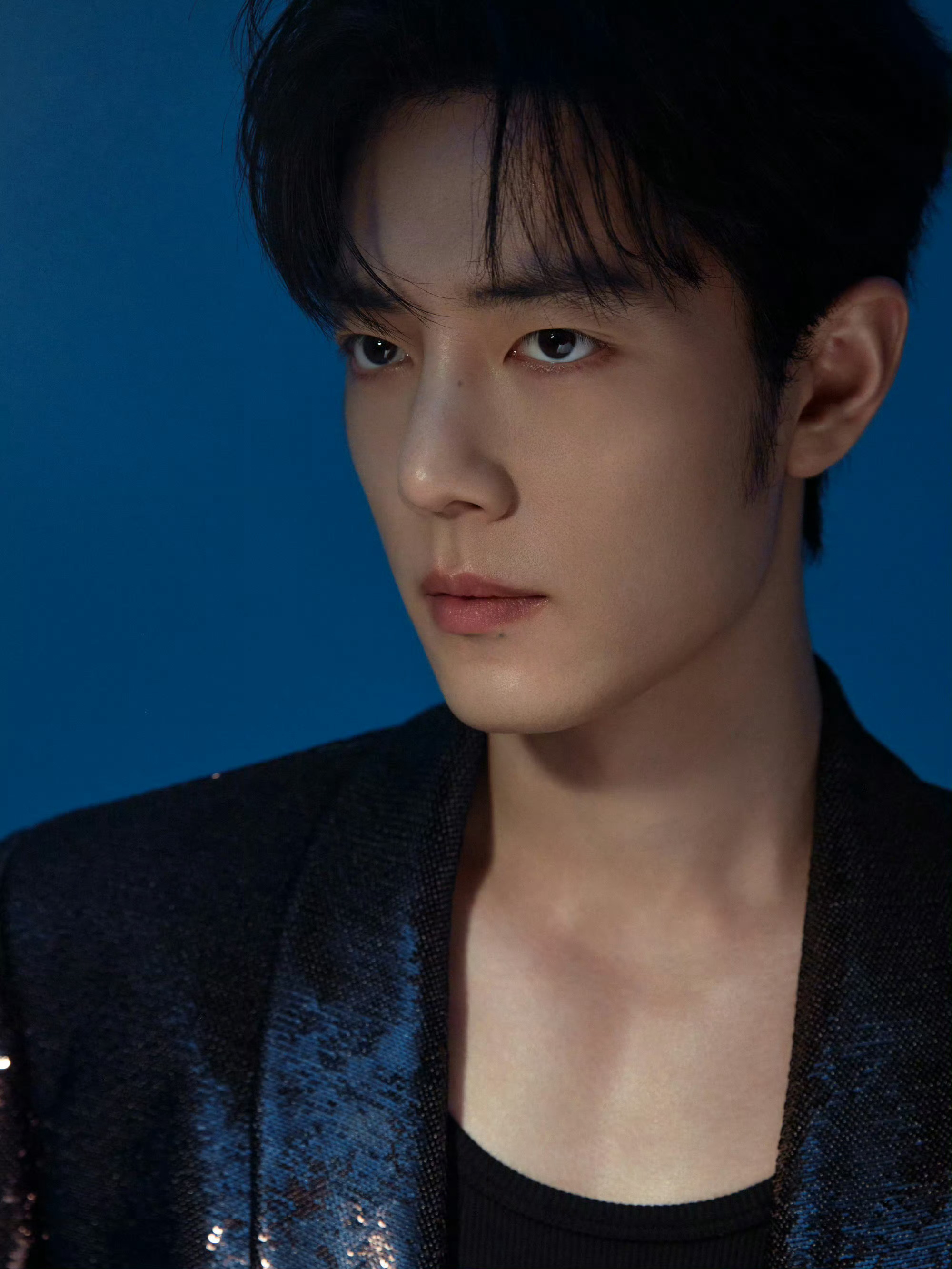 FocusStar肖战「出口·我们」个人巡回演唱会南京站造型🖤黑色亮片西服缀以