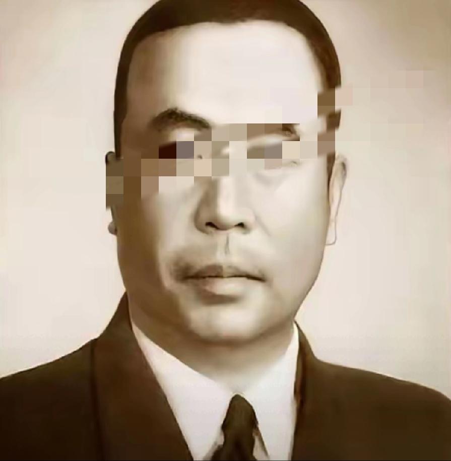 历史这玩笑开得真够狠的——叛徒卖光了同志却漏了关键人物，忠烈守口如瓶没松半句，最