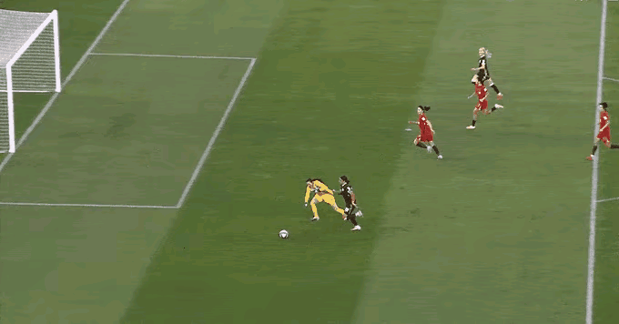 女足比赛中2比1落后，门将出击不给力，导致澳大利亚球员空门可踢，网友气不打一处来