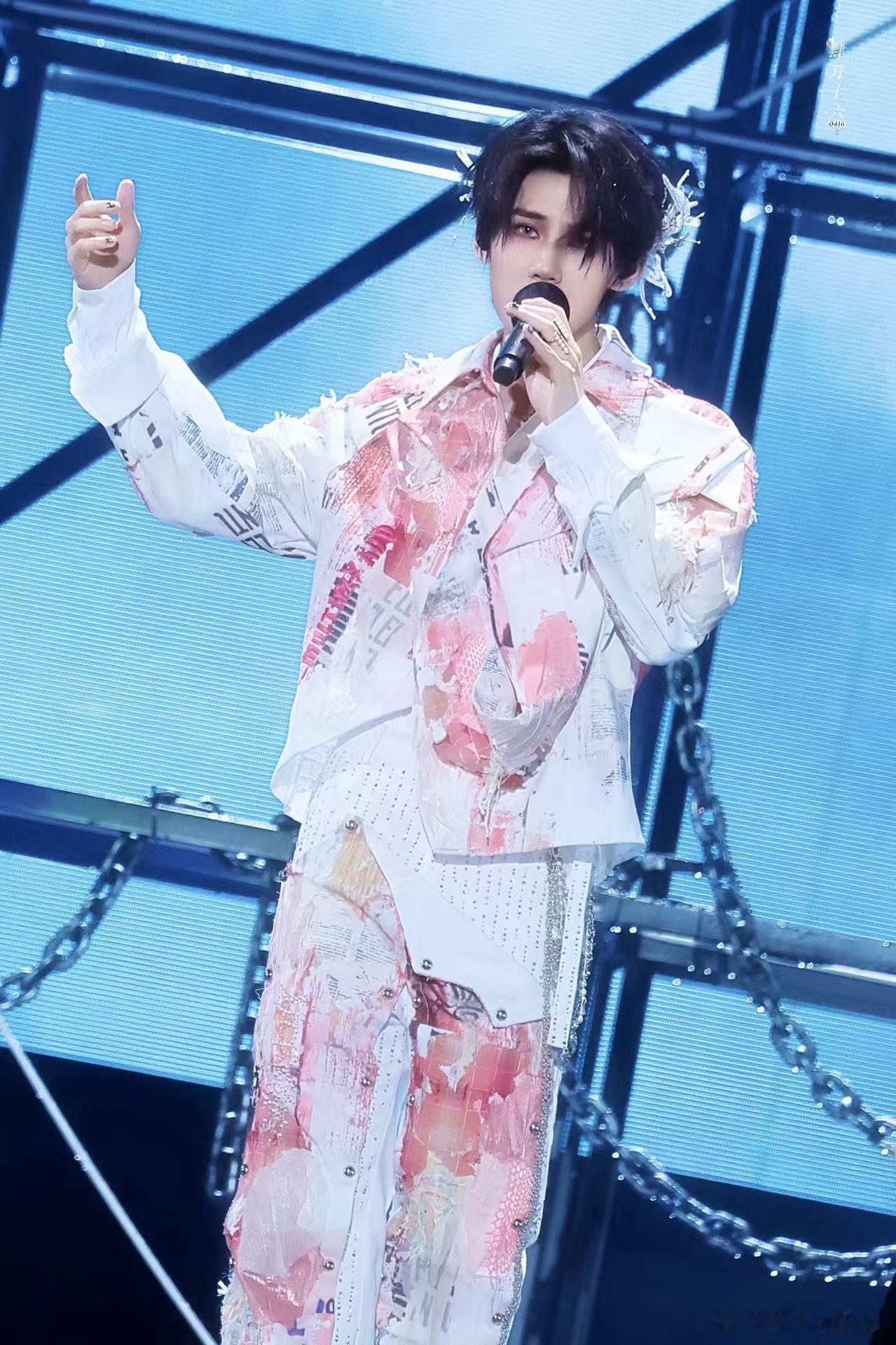 张真源SomeoneLikeYou演唱会首秀张真源sly演出首唱 终于等到线下现