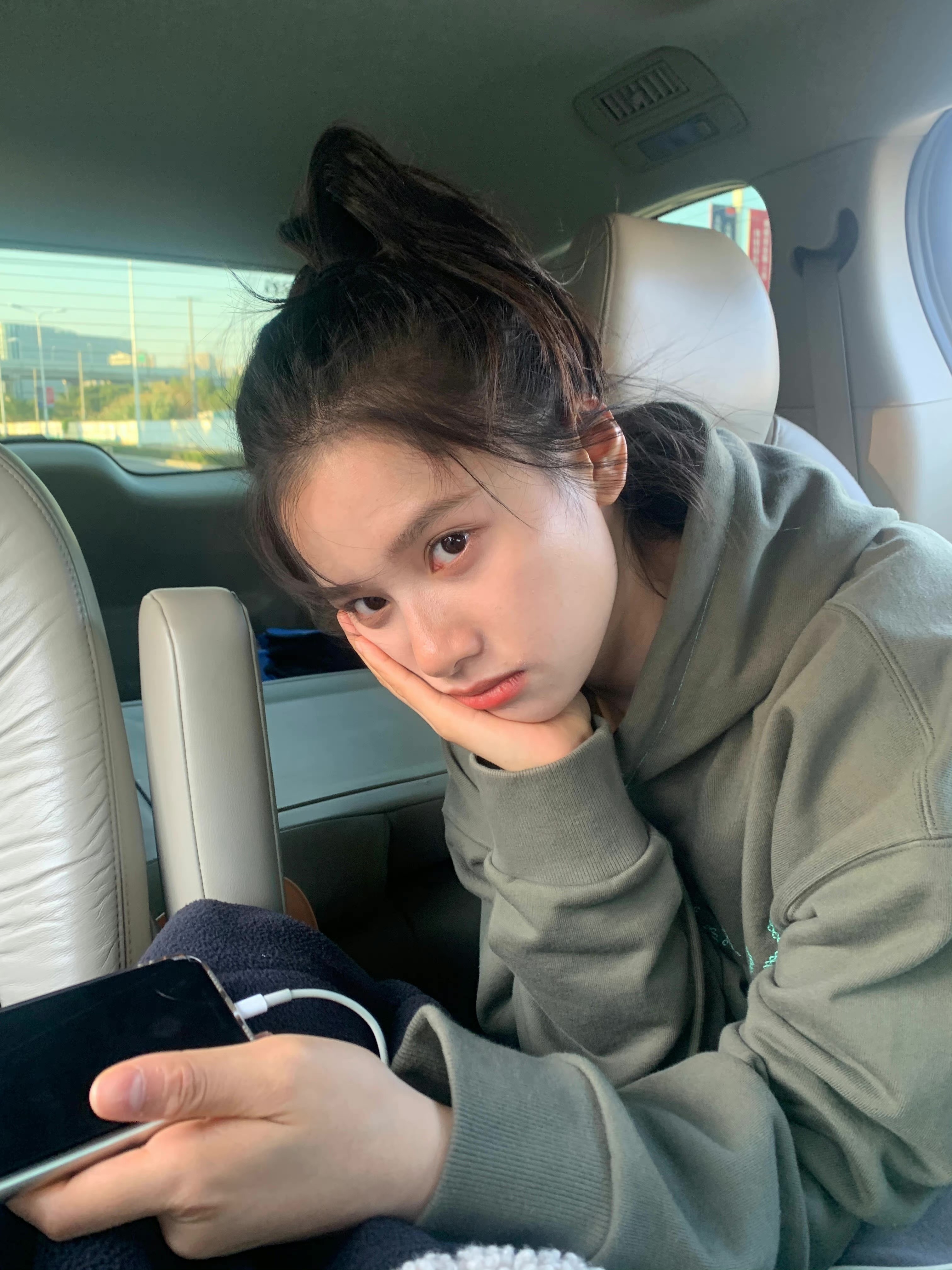 张婧仪 车窗拍照的神 