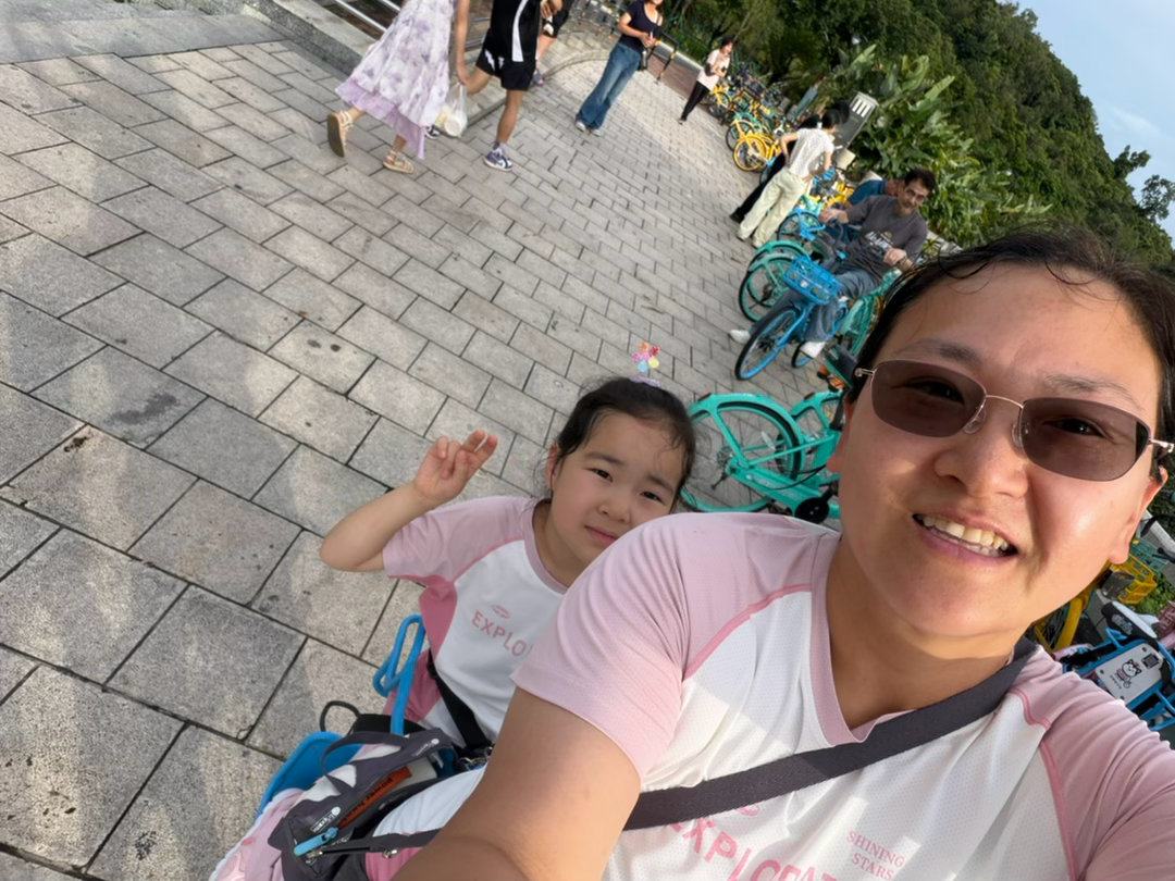 恬言依语 依美丽有多坑妈妈呢珠海长隆海洋王国玩冰山过山车的时候，都坐船上，安全杆