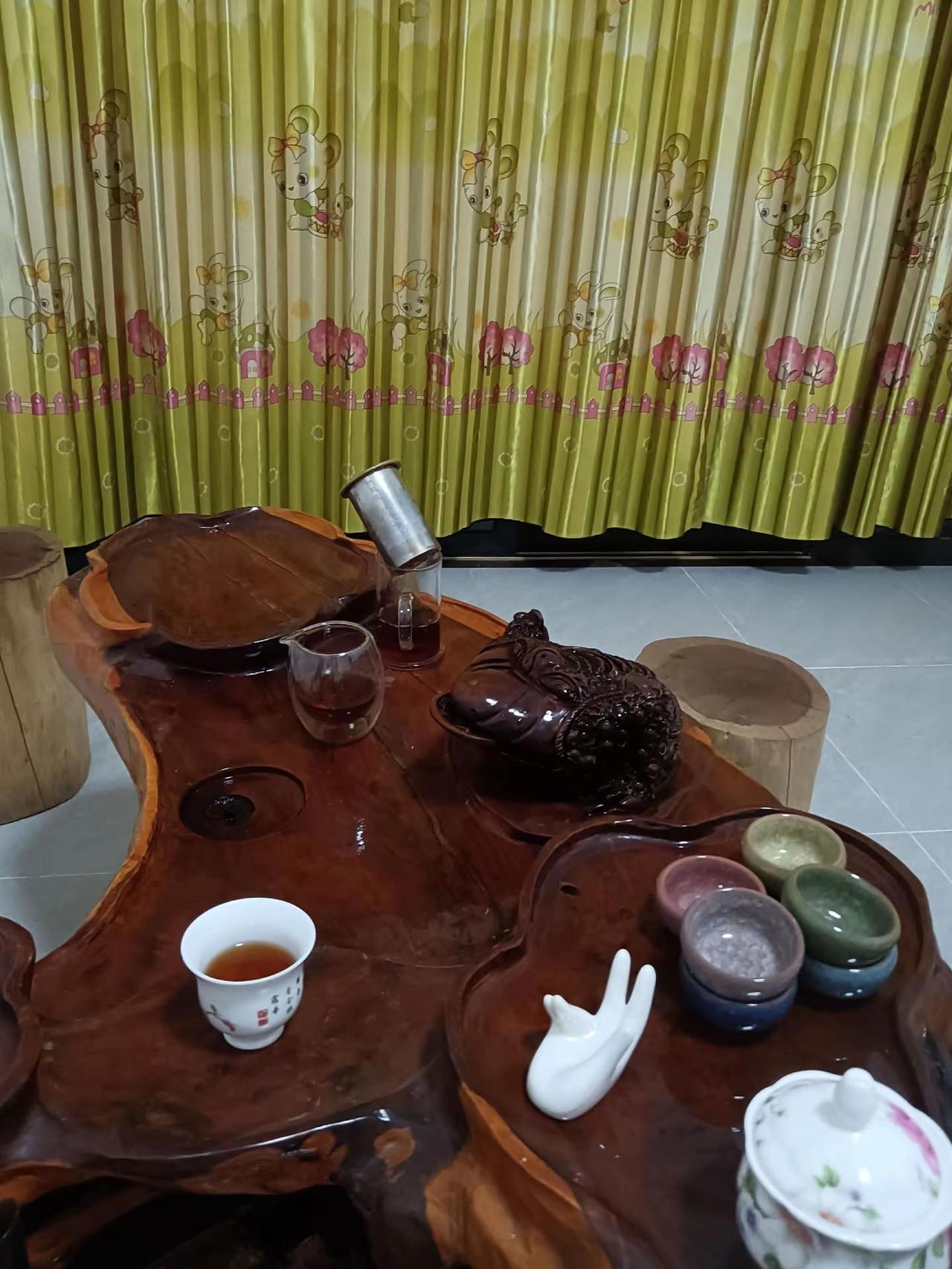 茶有温度，人有远近，一杯清茶悟世事，半盏浮生懂人心！